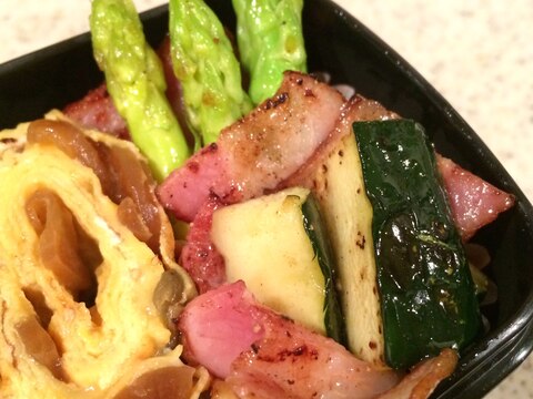 隙間おかず＊ズッキーニとアスパラベーコンの蒸し焼き